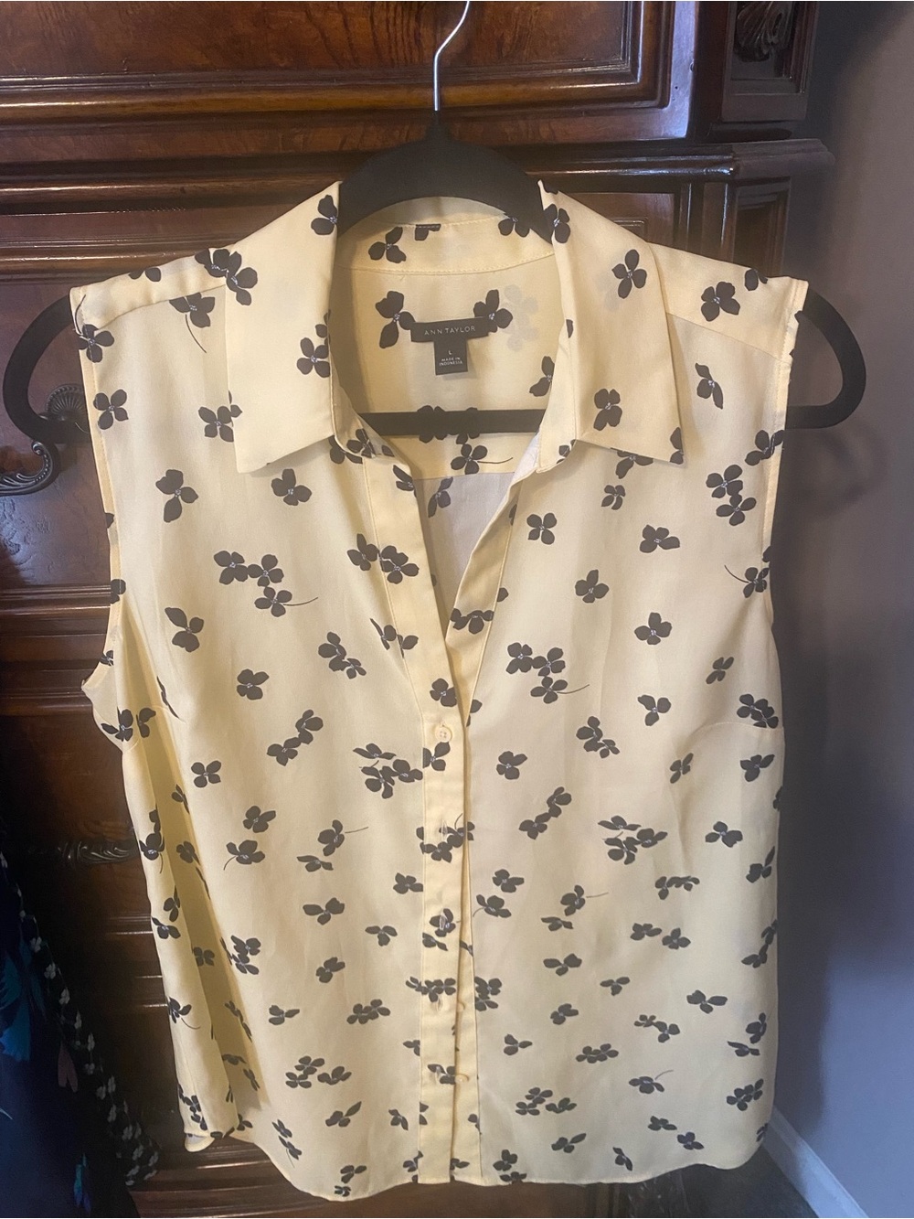 Ann Taylor floral sleeveless essential blouse